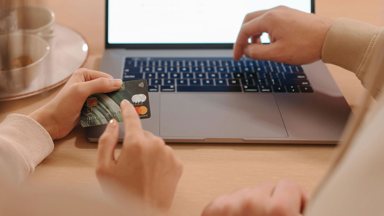 When E-Filing Form 2290, what are the different payment methods available to remit the HVUT to the IRS?